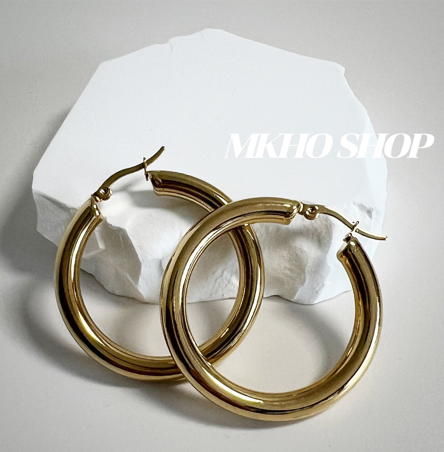 THE HUGGIE HOOP EARRINGS