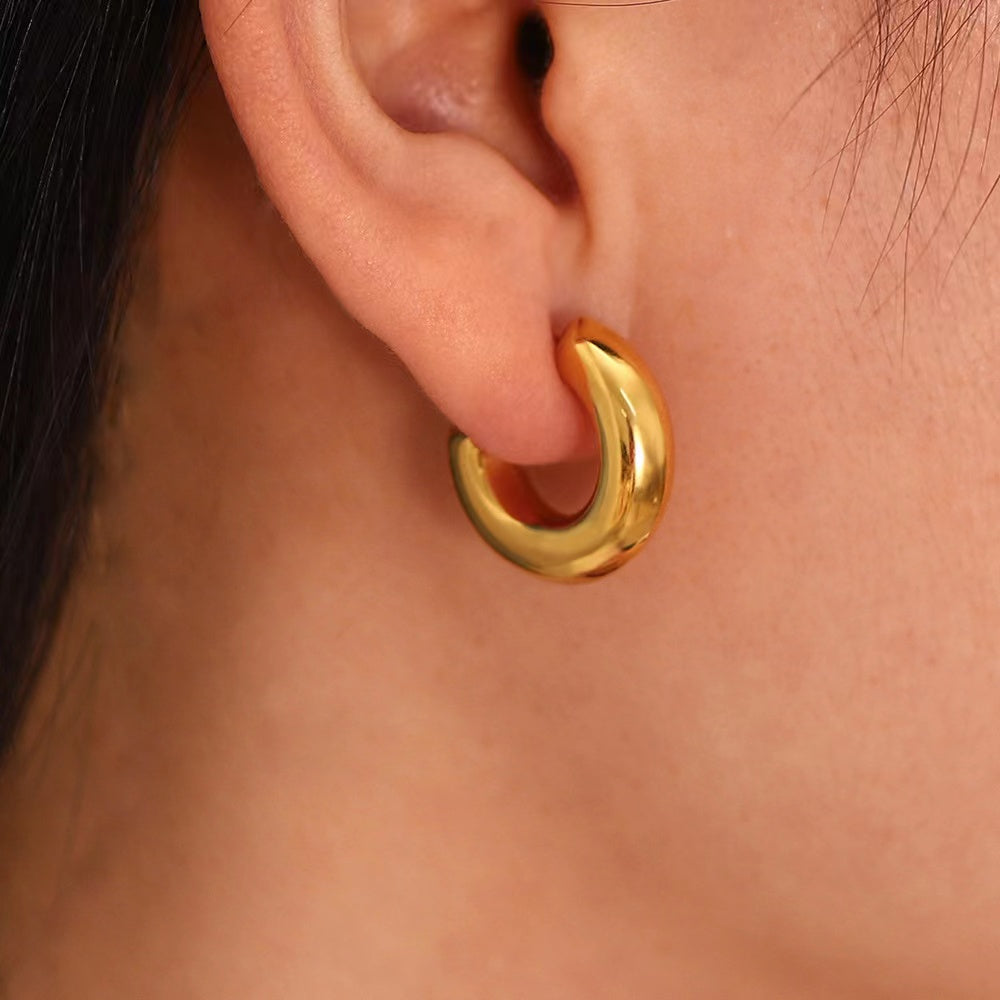 THE ESSENTIAL HUGGIE HOOP EARRINGS