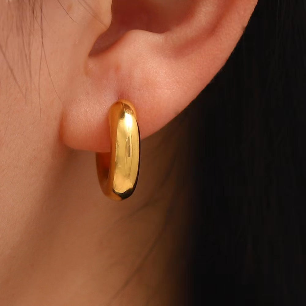 THE ESSENTIAL HUGGIE HOOP EARRINGS